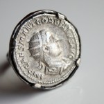 anillo con moneda romana autentica