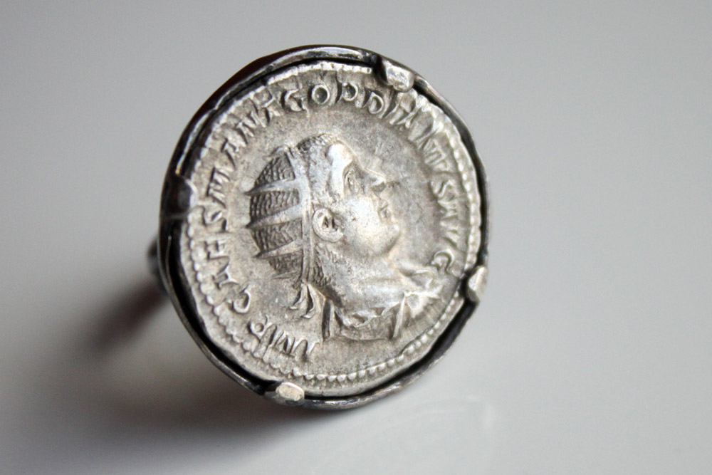anillo con moneda romana autentica